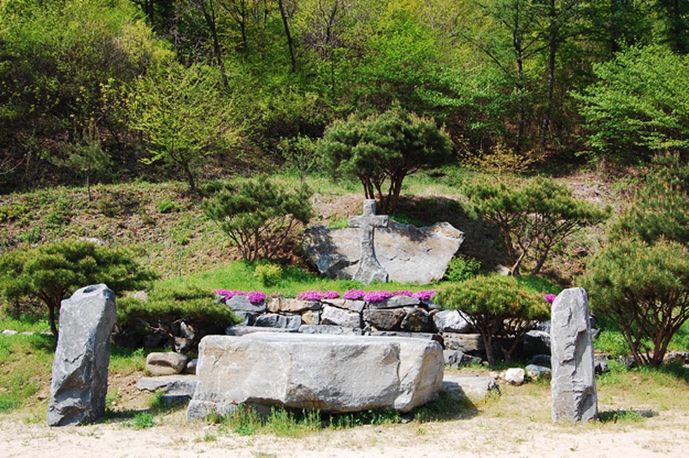 도앙골성지의 석조 제대와 십자가